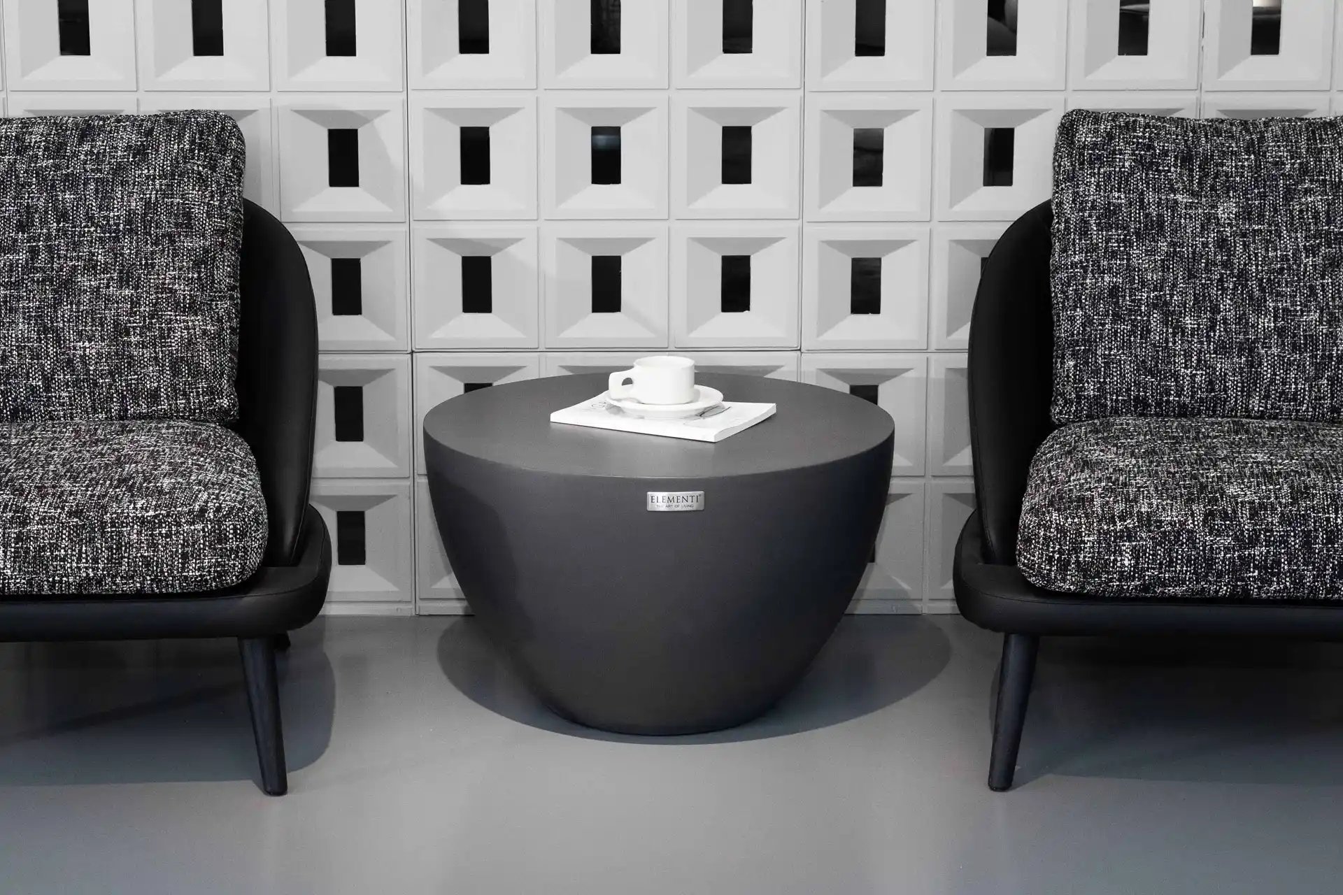 Kleiner Beton Couchtisch im modernen Wohnzimmer